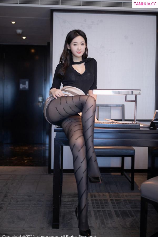唐安琪  [XiuRen]高清写真图 2022.11.21 No.5887 唐安琪 黑丝短裙第24张图片